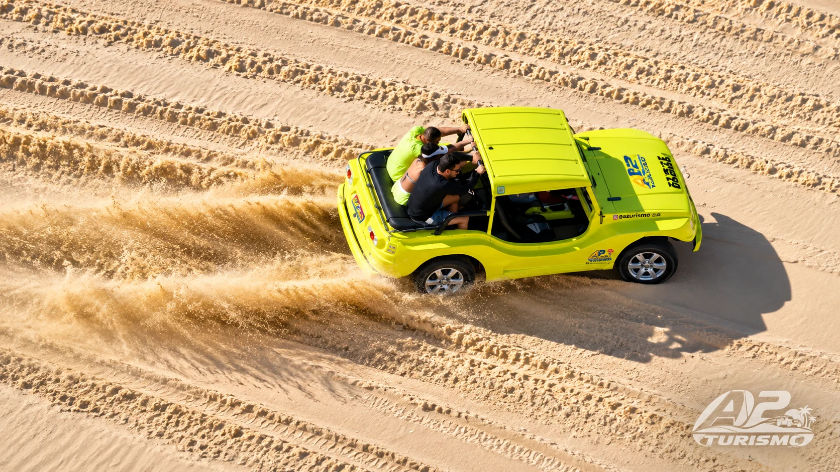 Buggy amarelo atravessando uma duna de areia em Natal