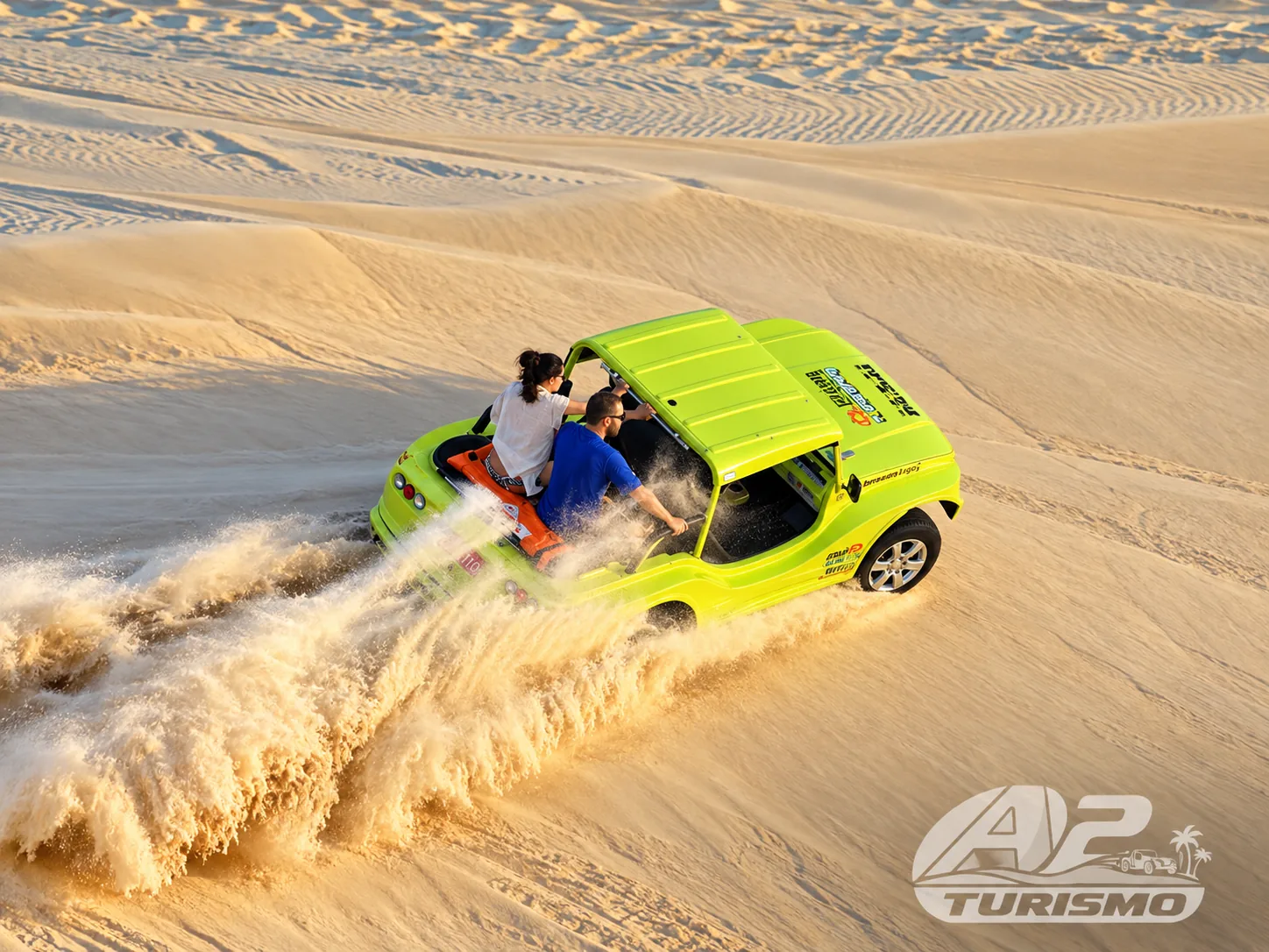 Buggy amarelo levantando areia em uma curva nas dunas