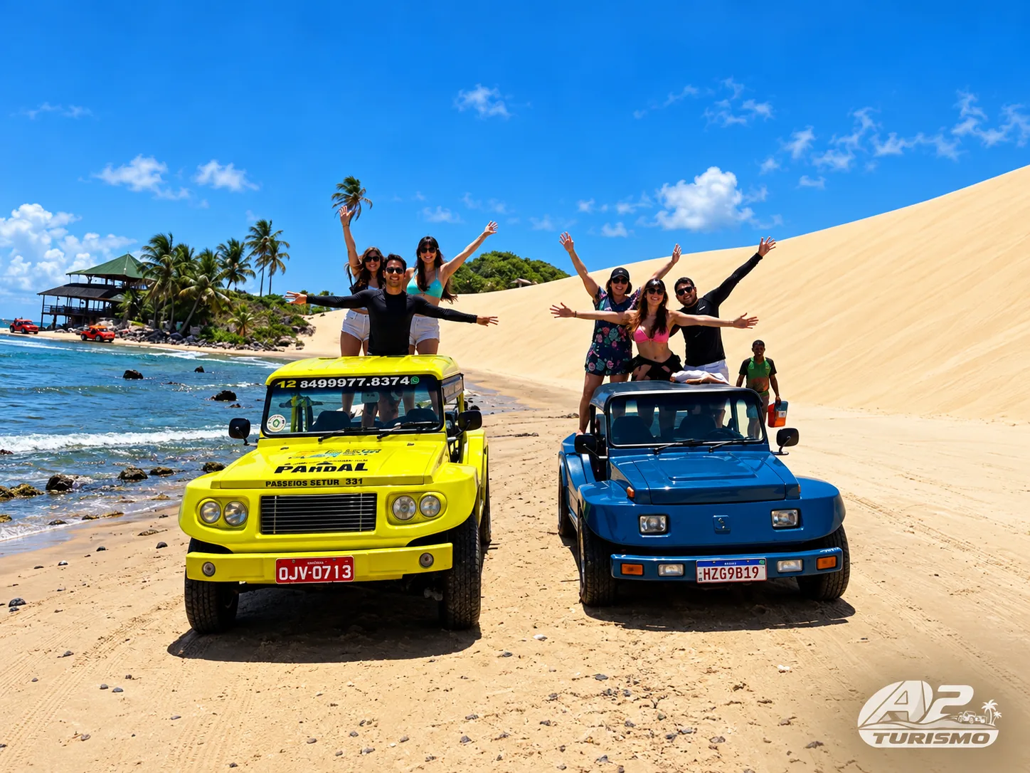 Turistas em dois buggys, amarelo e azul, ao lado de uma lagoa
