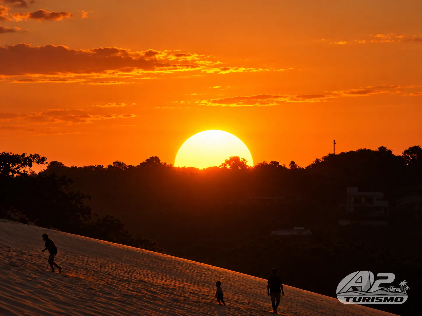 Sol se pondo atrás das dunas do Rio Grande do Norte