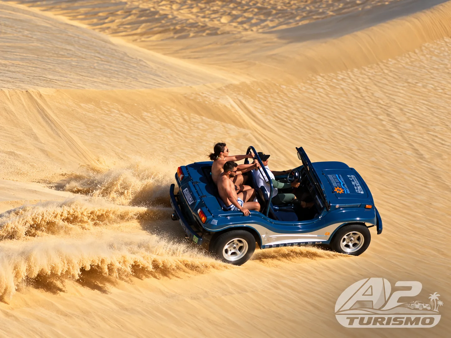 Passageiros em um passeio de buggy azul pelas dunas do RN