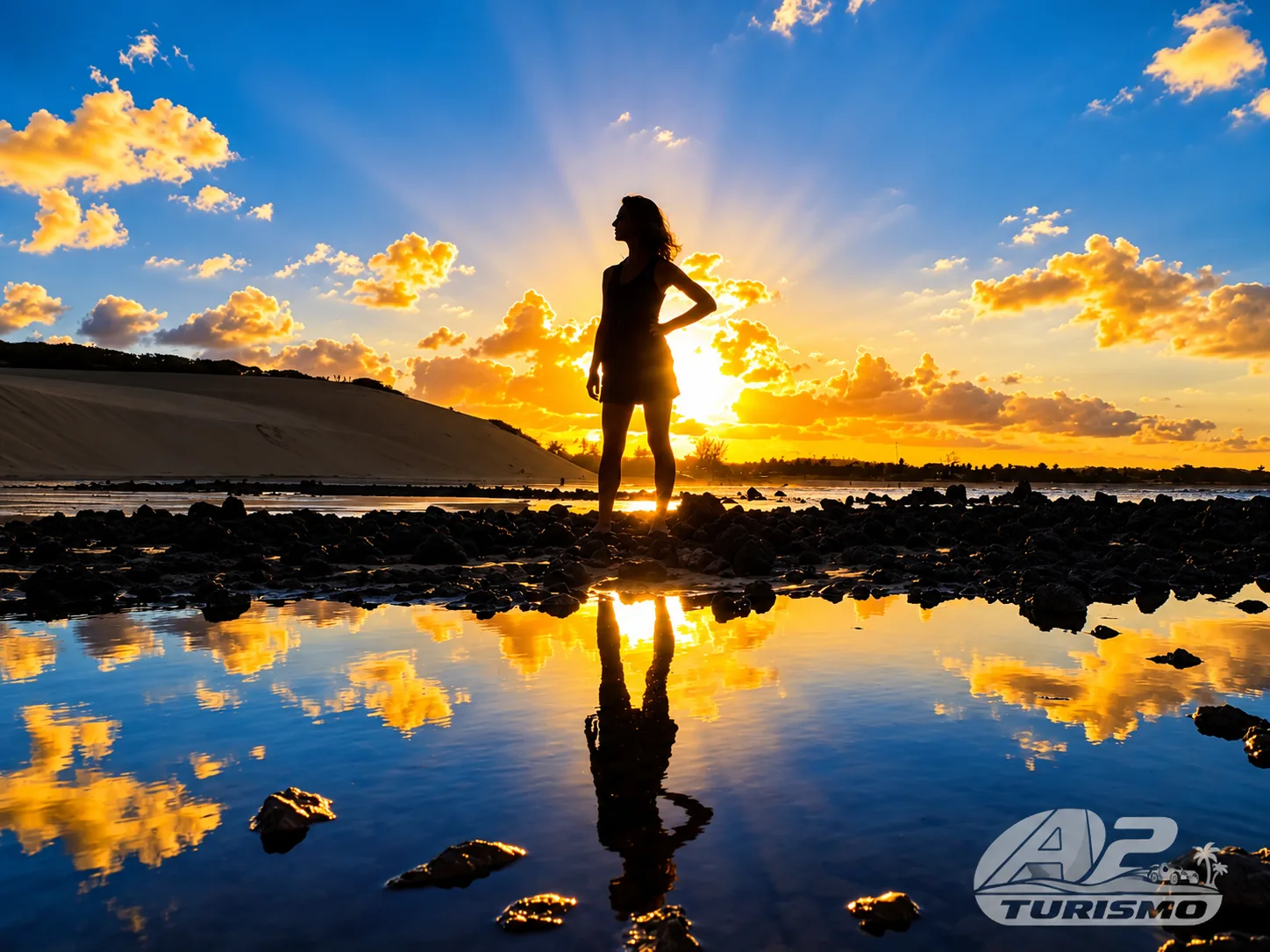 Silhueta ao pôr do sol refletida na água entre as dunas