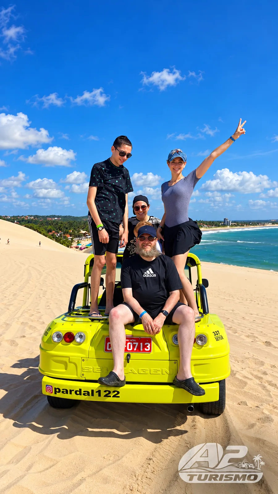 Turistas em um buggy amarelo nas dunas de Natal